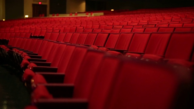 剧院红色座位跟踪近距离拍摄视频下载