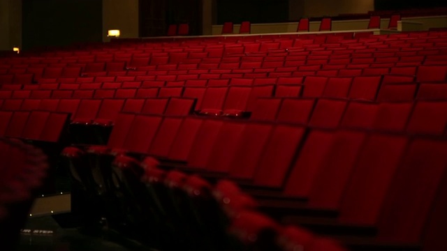 剧院红色座位跟踪中镜头架焦点视频下载