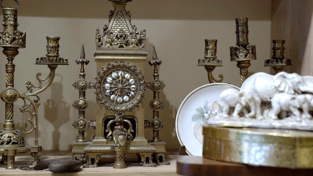 古董店的旧时钟和烛台视频下载