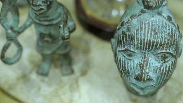 古董店旧氧化铜人像和面具视频下载