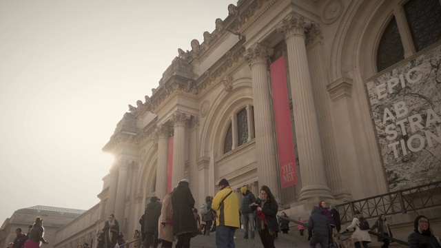 大都会艺术博物馆用慢动作展示人物视频下载