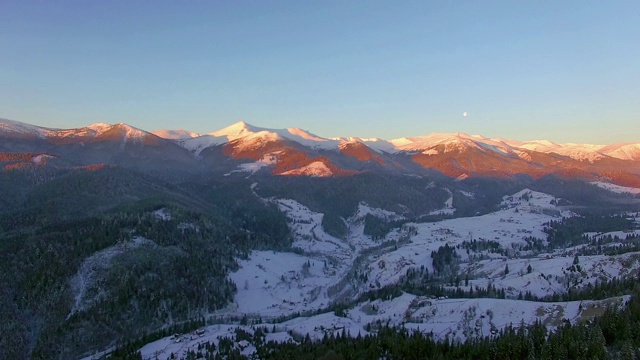 冬季喀尔巴阡山脉的日出视频素材