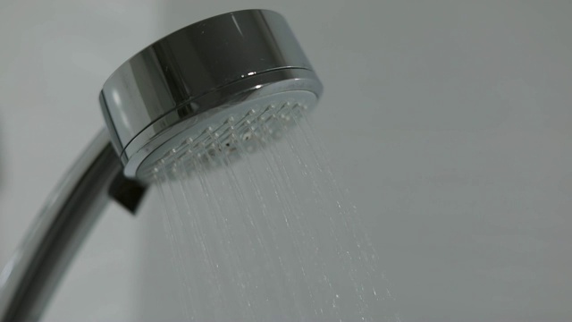 浴室淋浴喷头，有水流。水滴在淋浴喷头上视频素材