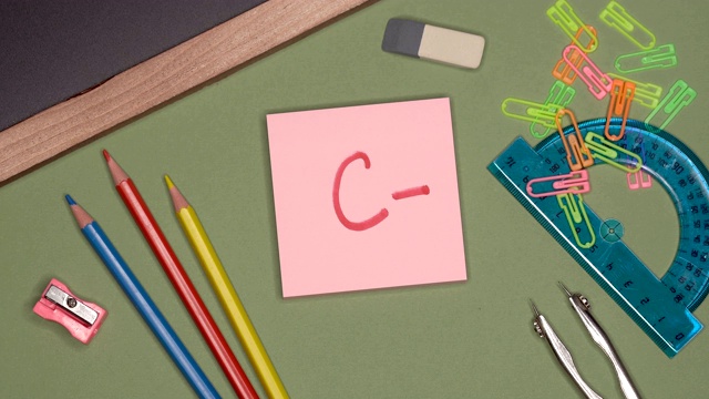 学校的概念。女人的手写C-，满意的标记在记事本上视频素材