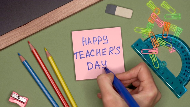 学校的概念。女士们在记事本上手写“教师节快乐”视频下载