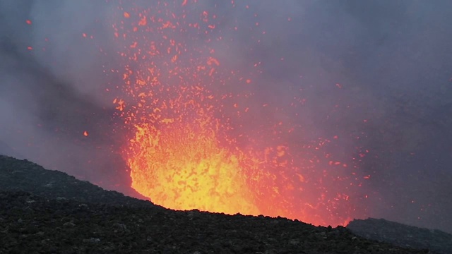 令人震惊的火山爆发在火山口的活火山视频素材