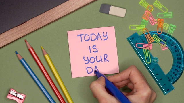 学校的概念。女人在记事本上手写“今天是你的日子”视频素材