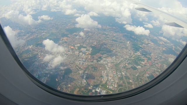 透过飞机窗户看到的城市景观视频下载