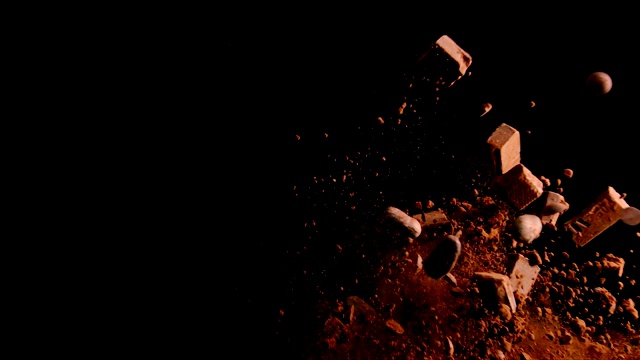 用可可粉和巧克力片做成的巧克力食品爆炸视频素材