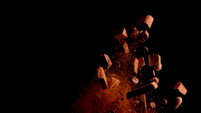 用可可粉和巧克力片做成的巧克力食品爆炸视频下载