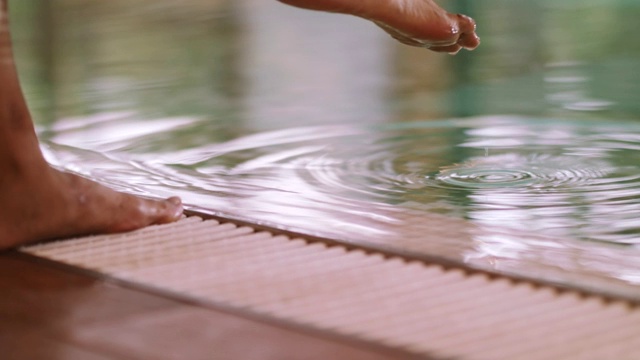女人的腿在泳池边感受水温视频下载
