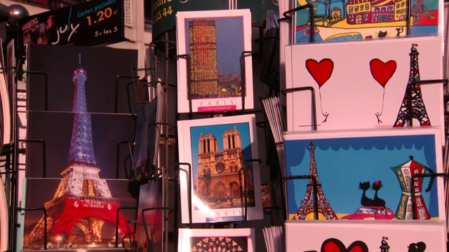 在法国巴黎，倾斜下来展示巴黎的明信片视频素材