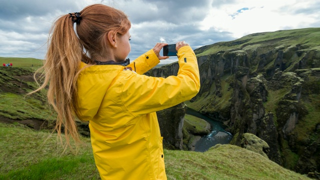 游客用智能手机拍摄令人叹为观止的峡谷视频素材