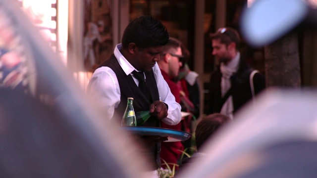 在法国巴黎，一个服务员在为顾客服务café饮料视频下载
