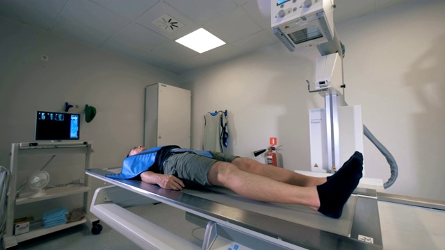 一名男子在医院病房接受扫描，特写。视频下载
