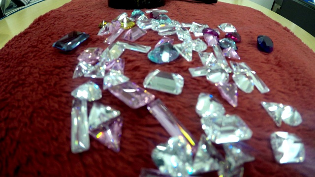 珠宝办公室的桌子上有钻石和珠宝。4 k视频下载