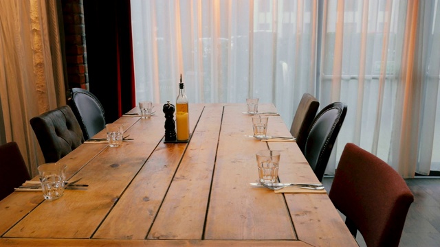 折衷的餐桌与不同的椅子类型视频下载
