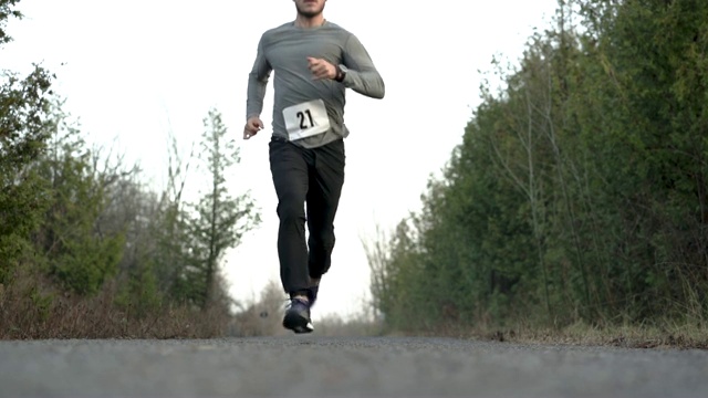 竞争的男性跑步者在比赛中跑步视频素材