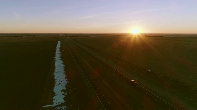 堪萨斯州高速公路上的日出的空中加速视频视频下载