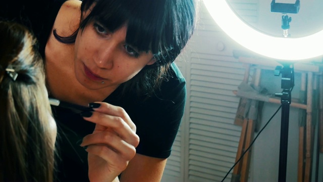 千禧一代拉丁裔开始她的化妆学校视频素材