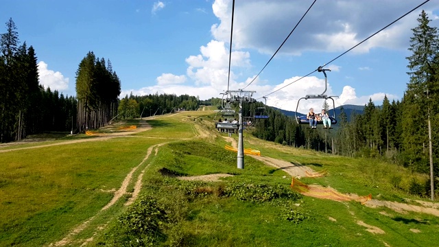 波夫乘滑雪缆车到山顶，盛夏，观光视频素材