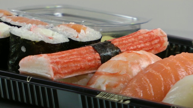 日本传统食物寿司生鱼片视频素材