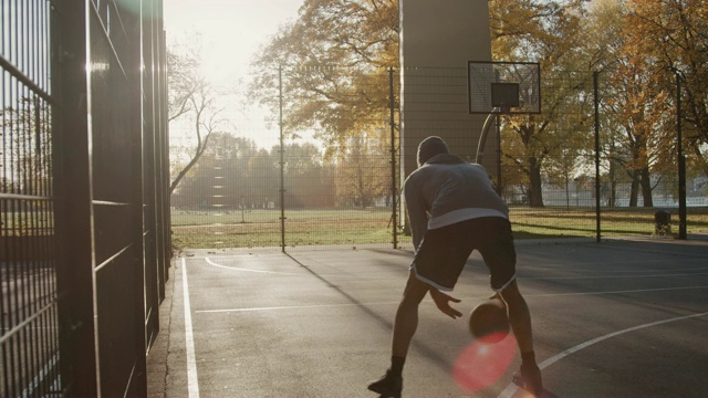 运球和得分的篮球运动员视频下载
