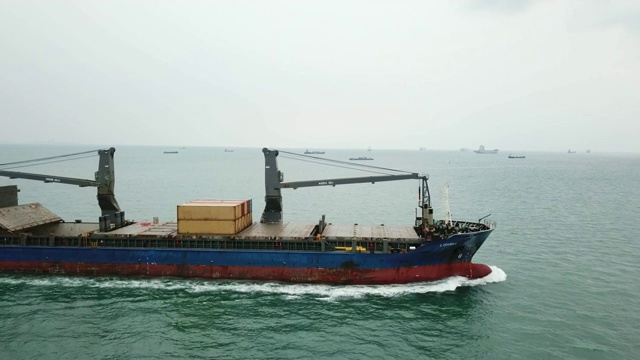 货物集装箱船鸟瞰图驶出集装箱船港，出口视频素材