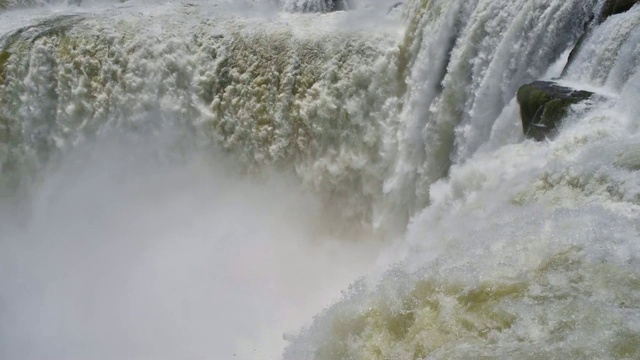 魔鬼之喉在Iguazú瀑布在阿根廷视频素材