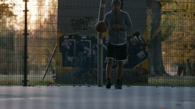 在球场上打篮球的人视频素材