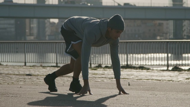 篮球运动员在城市的道路上奔跑视频素材