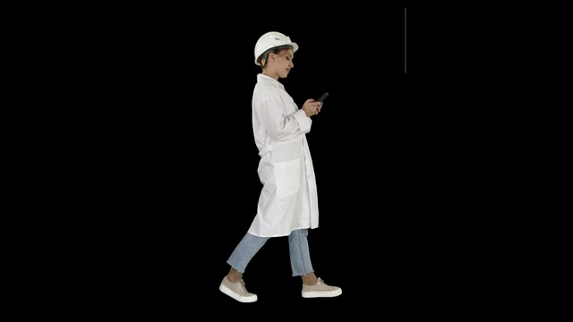 用智能手机走路的女科学家，阿尔法频道视频下载