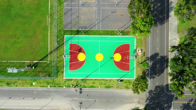 体育中心、篮球场及足球场鸟瞰图视频素材