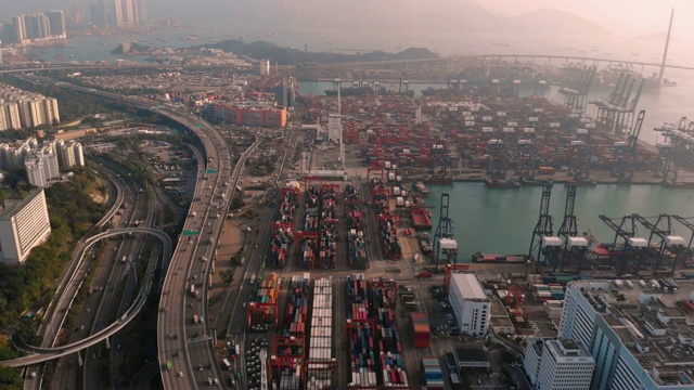 工业港集装箱船的鸟瞰图和拖车背面。视频素材