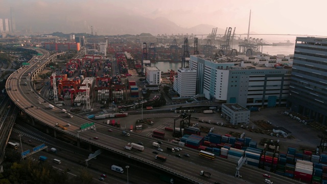 工业港集装箱船鸟瞰图和小车左侧。视频素材