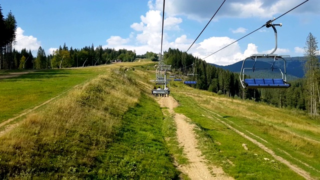 游客在夏天乘坐滑雪缆车，欣赏风景，pov视频素材
