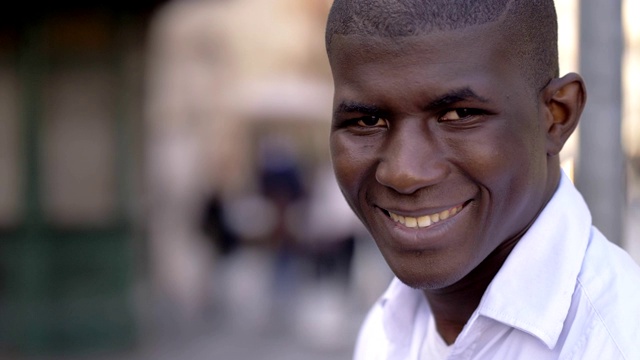 自信迷人的年轻非洲裔美国人对着镜头微笑。视频下载