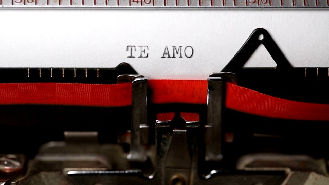 Te Amo -用旧打字机打字视频下载