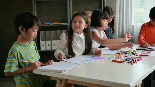 艺术教育班的一群亚洲孩子视频下载