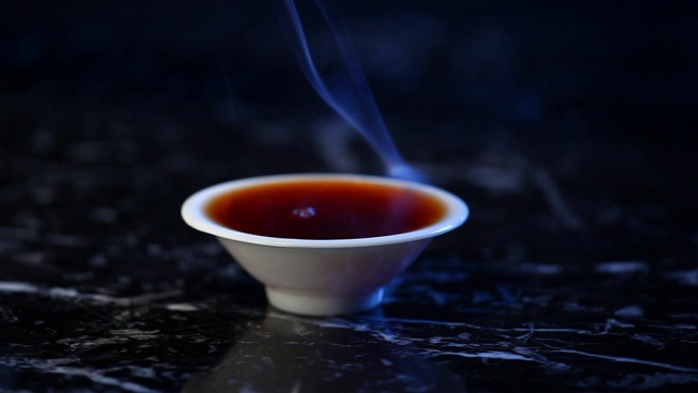 黑热中国茶杯大理石背景高清镜头视频素材