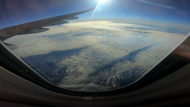 高角度的视角，从飞机窗口与飞机机翼和云视频下载