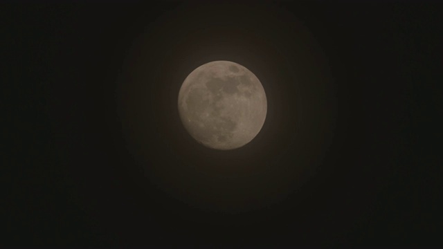 在波兰，满月划过夜空(速度是2倍)。视频素材