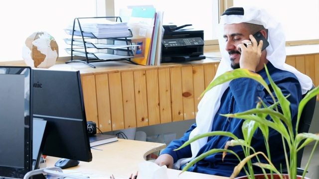 阿拉伯商务主管在办公室工作视频下载