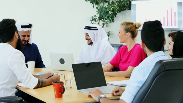 听阿拉伯商人主持会议的企业高管小组视频下载