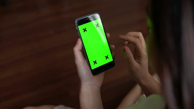 智能手机绿色屏幕上的女人手上视频下载
