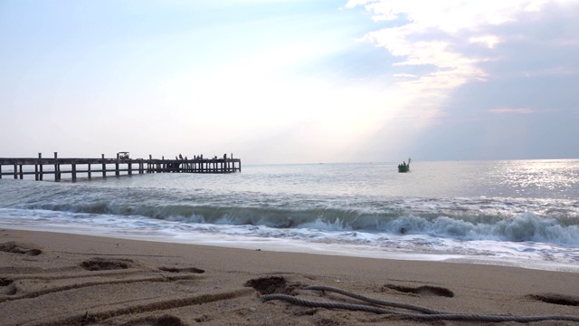4K:美丽海滩上的热带安达曼海景渔船视频素材