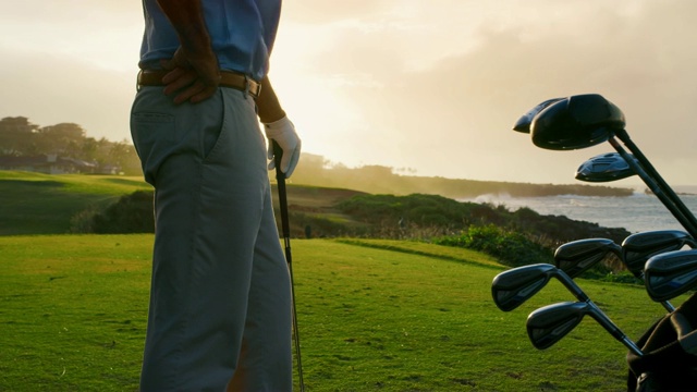 夕阳下打高尔夫球视频素材
