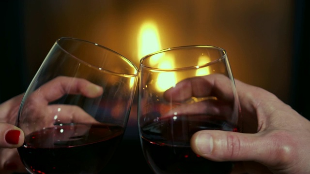 慢镜头浪漫的酒杯干杯在舒适的壁炉视频下载