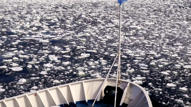 船在南极洲视频素材