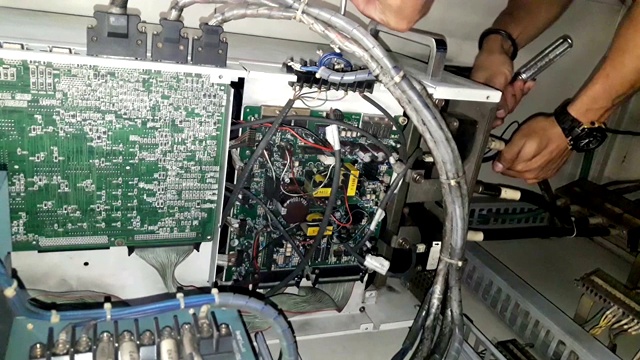 电工维修电气控制柜视频素材